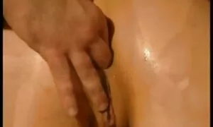 पत्नी तिच्या नवऱ्याच ...