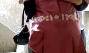 एक hijab मध्ये homem ...